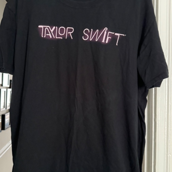 Taylor Swift Official 1989 Tour T-Shirt - Picture 2 of 3